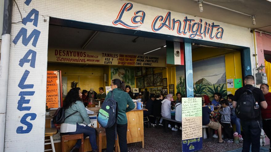 Activistas alimentan a migrantes en el 'Thanksgiving' en TIjuana, norte de México