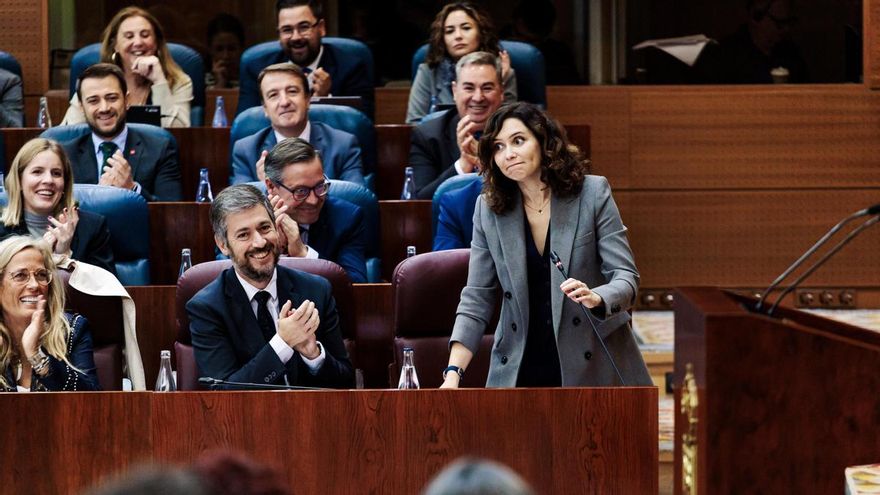 La presidenta de la Comunidad de Madrid, Isabel Díaz Ayuso, hace un gesto a la oposición durante un pleno de la Asamblea de Madrid.