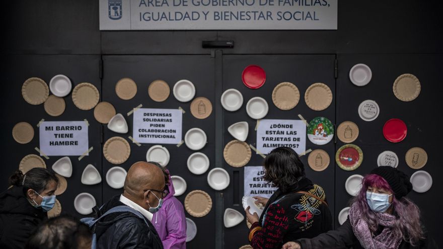 Algunas de las consignas en la protesta ante la sede del área de Familias, Igualdad y Bienestar Social del Ayuntamiento de Madrid.