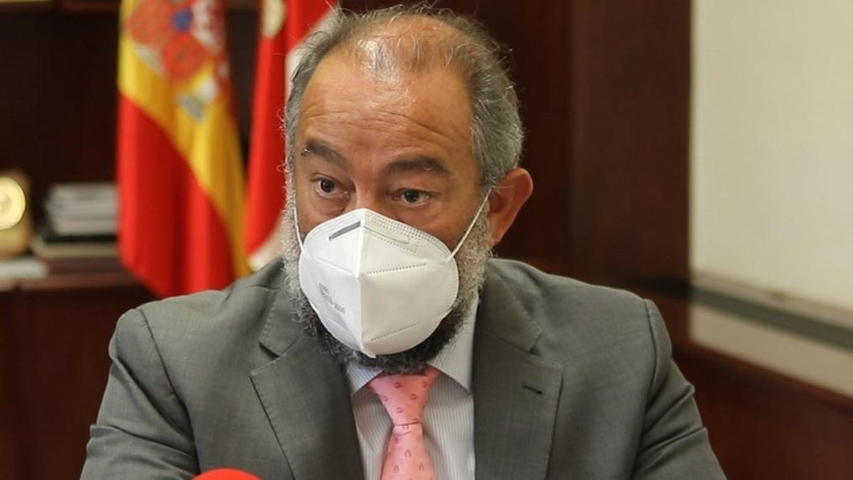 Foto de archivo del rector de la UCLM, Julián Garde, en entrevista con Europa Press