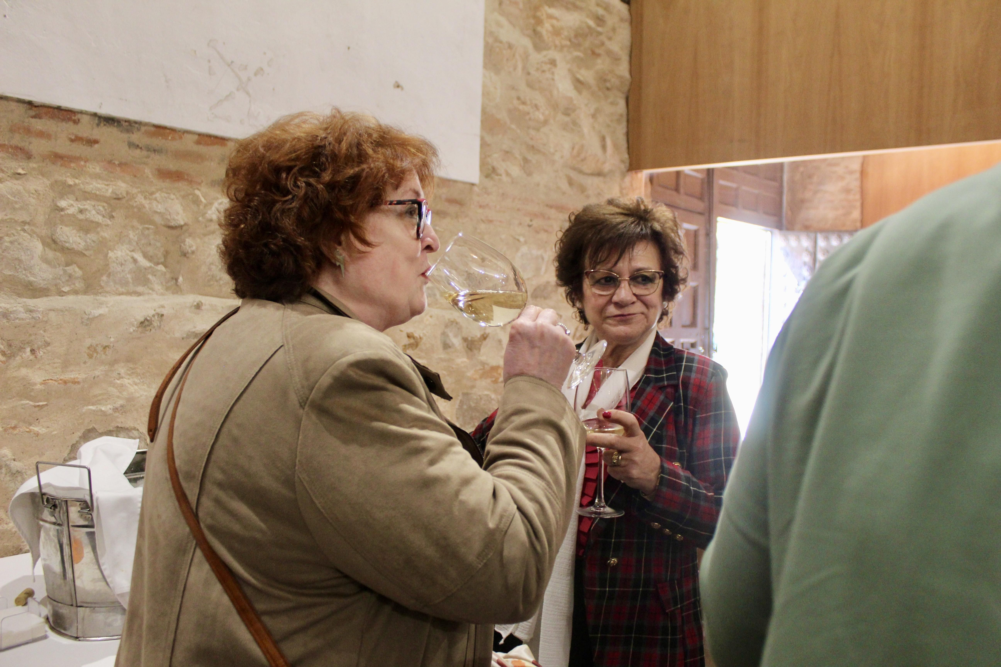 Asistentes al segundo encuentro Vinos de Autora disfrutando de un vino DO Valdepeñas