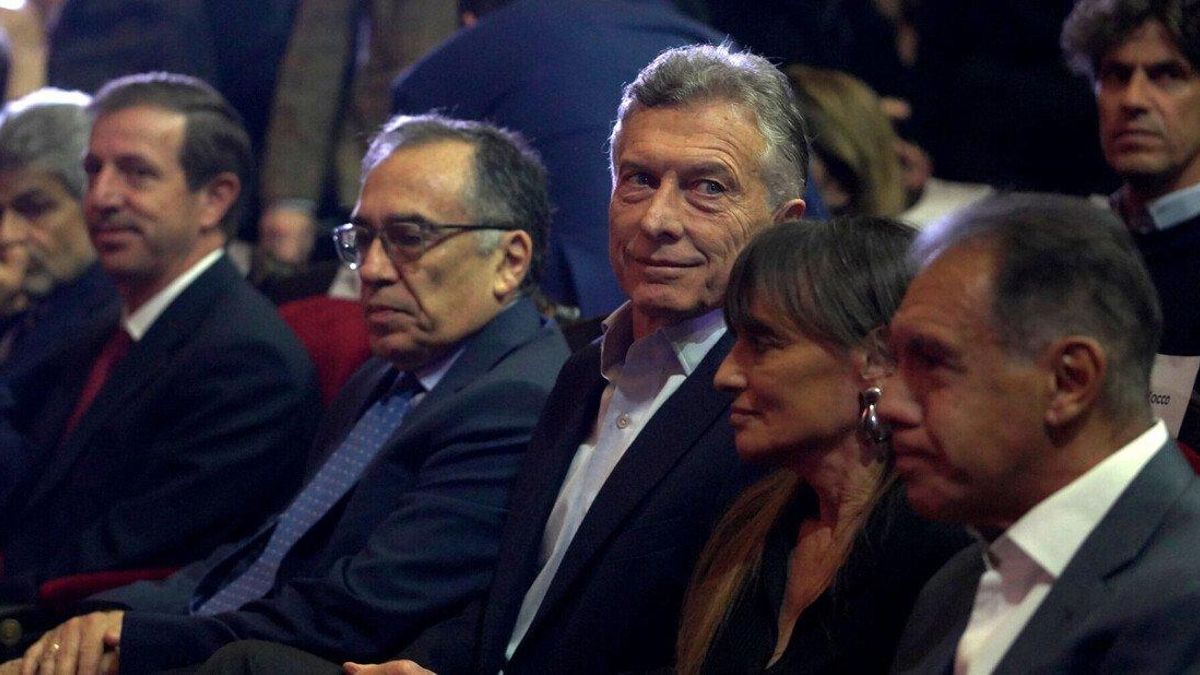 De derecha a izquierda, Daniel Hadad, Viviana Zocco y Mauricio Macri, en la presentación del documental "El Libertador", en la Facultad de Derecho, el 13 de agosto de 2026.
