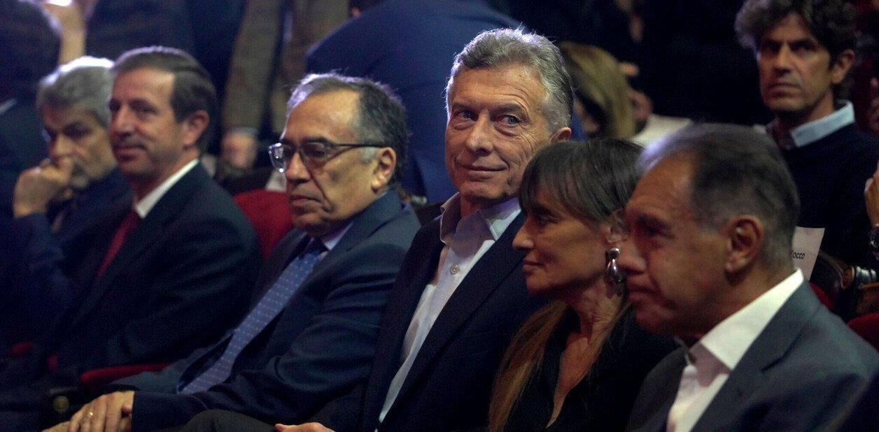 De derecha a izquierda, Daniel Hadad, Viviana Zocco, Mauricio Macri, el embajador de Perú, Carlos Chocano Burga, y el viceministro de Exteriores de Bolivia, Carlos Paz Ide, en la presentación del documental "El Libertador", en la Facultad de Derecho, el 13 de agosto de 2026.