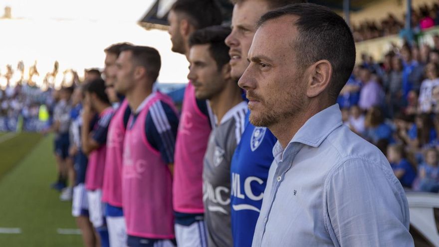 Entre la dirección deportiva y el banquillo: a fuego lento en los despachos de El Arcángel