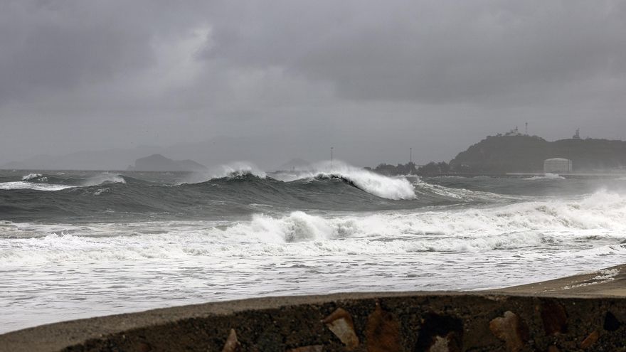 Flossie sube a huracán categoría tres en México frente a las costas de Jalisco y Colima