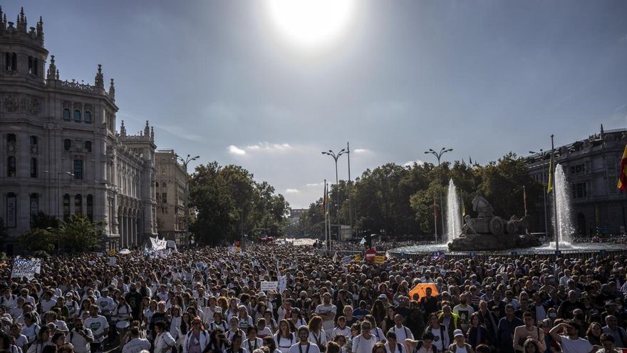 Médicos en huelga, dimisiones de altos cargos y la calle levantada: Madrid clama contra la gestión sanitaria de Ayuso
