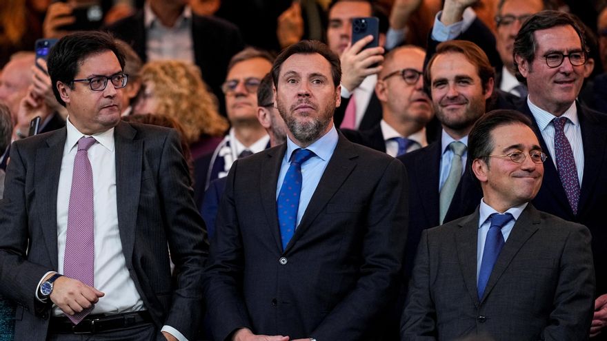 Óscar López junto a Óscar Puente y José Manuel Albares.