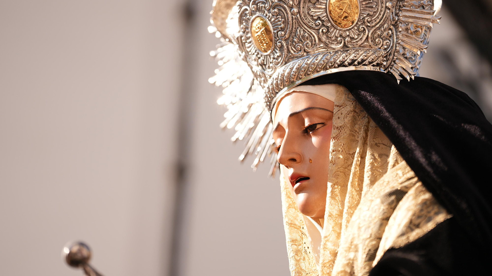 La estación de penitencia de la Hermandad Universitaria, en imágenes