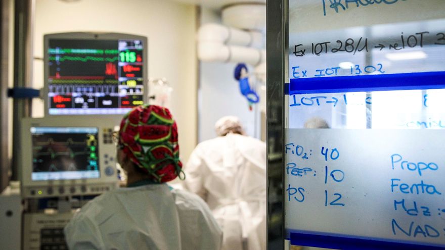 Varios sanitarios trabajan en la Unidad de Cuidados Intensivos de Coronavirus del Hospital de Galdakao (Bizkaia). EFE/ Miguel Toña/Archivo