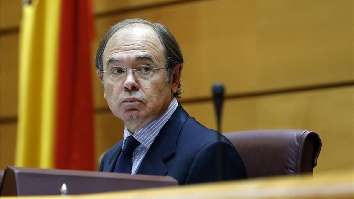 Pío García-Escudero recibe el aplauso de los senadores del PP al ser reelegido presidente del Senado.