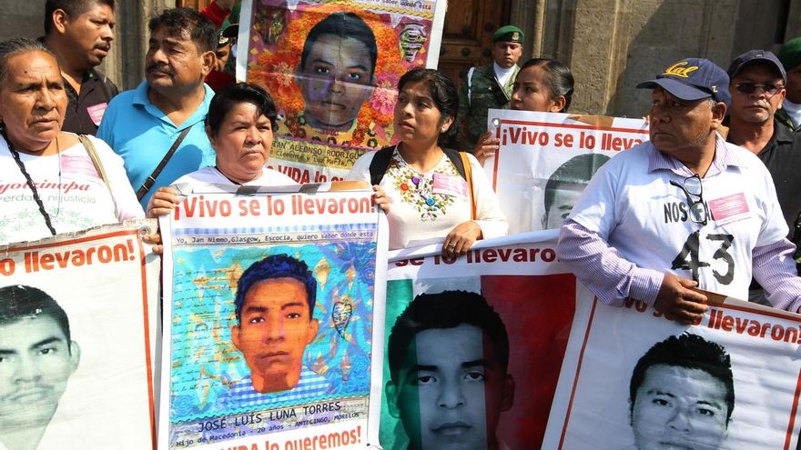 Padres de los estudiantes desaparecidos de Ayotzinapa.