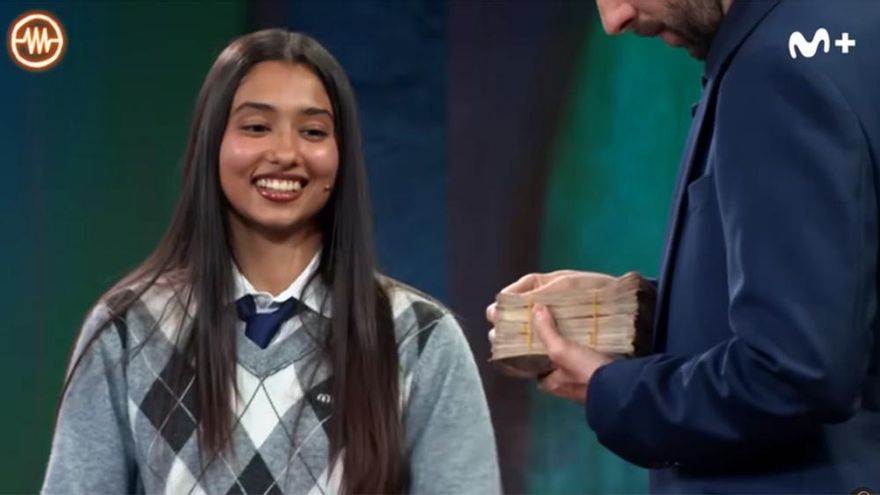 Una invitada de 'La Resistencia' se presenta en plató con un fajo de 20.000€: "Me pillas en un día malo"