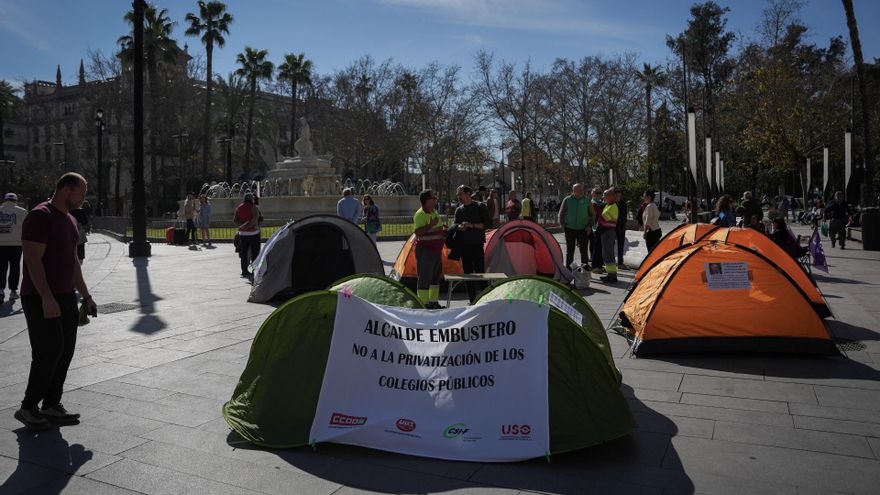 Archivo - Imagen de participantes en la acampada convocada por el Comité de Empresa del Ayuntamiento de Sevilla en protesta contra la privatización del servicio.