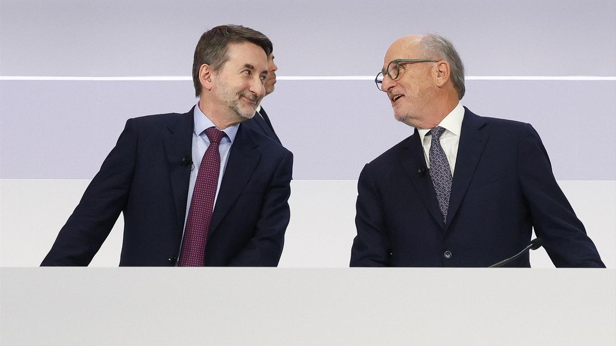 Josu Jon Imaz (izquierda) y Antoni Brufau, en una imagen de archivo de una junta de Repsol