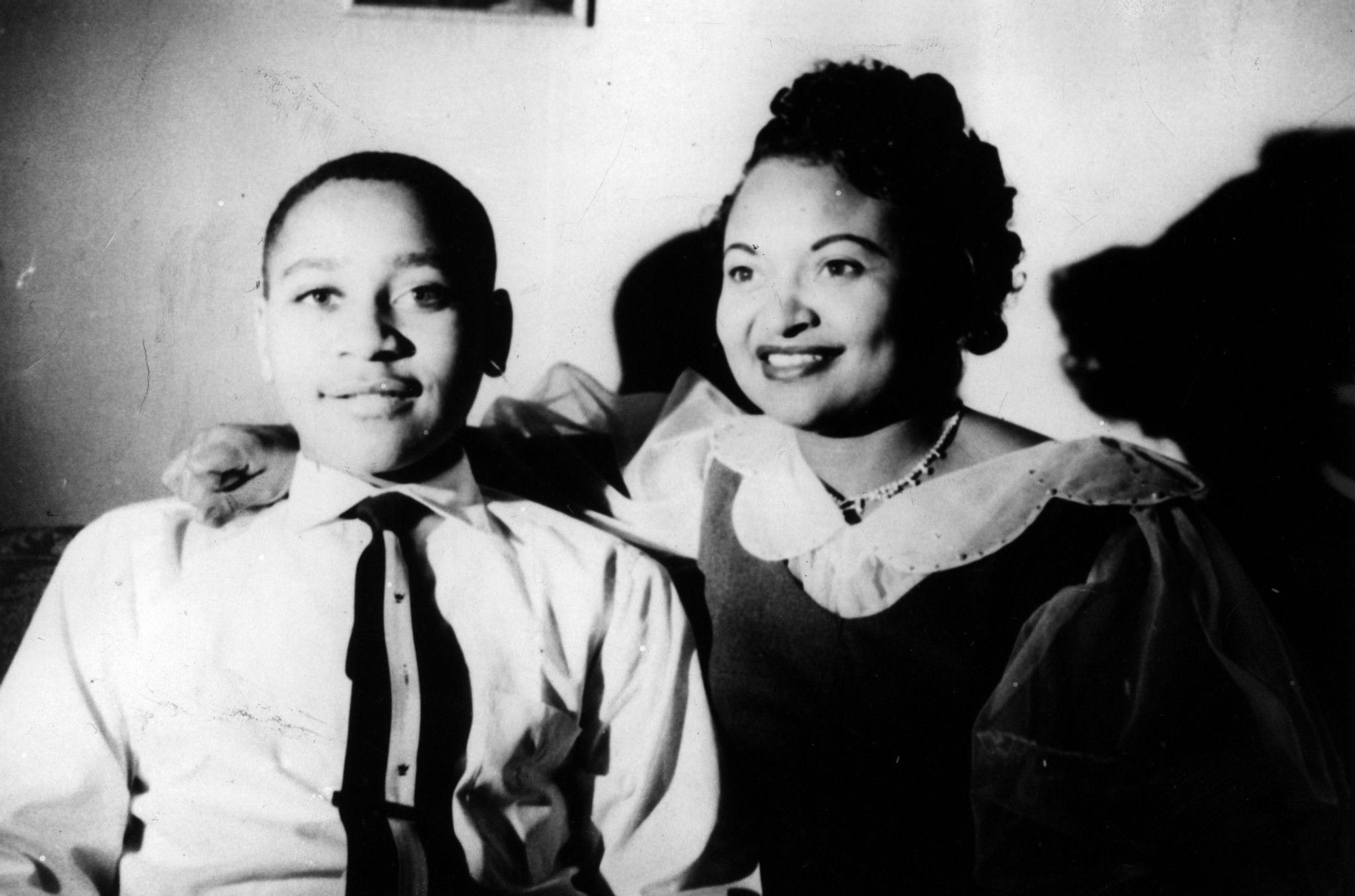 Emmett Till, con 13 años, con su madre, Mamie Till-Mobley, en Chicago, Illinois, en diciembre de 1954.