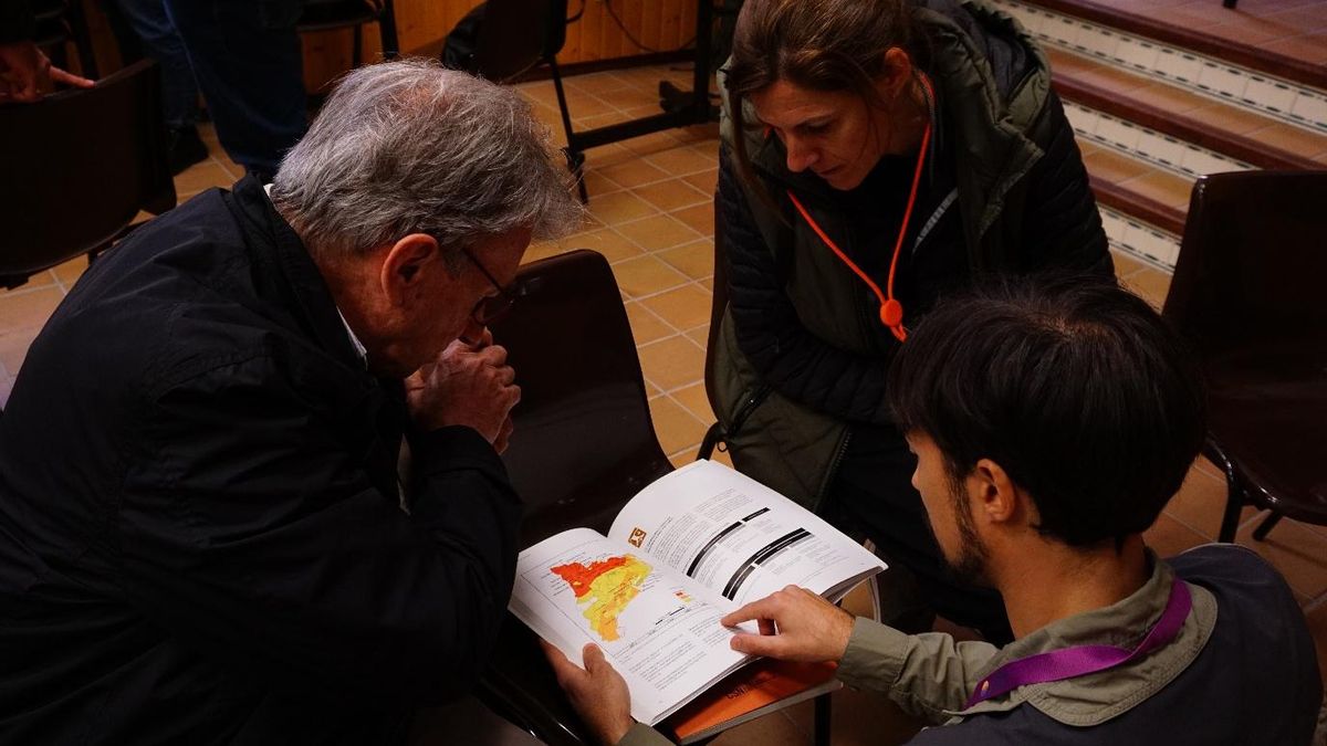 Investigador predoctoral Marc Ollé de RISKNAT explicando el riesgo sísmico a los arquitectos de Tivissa Laura Pallisé y Agustí Jardí en Tivissa, Tarragona