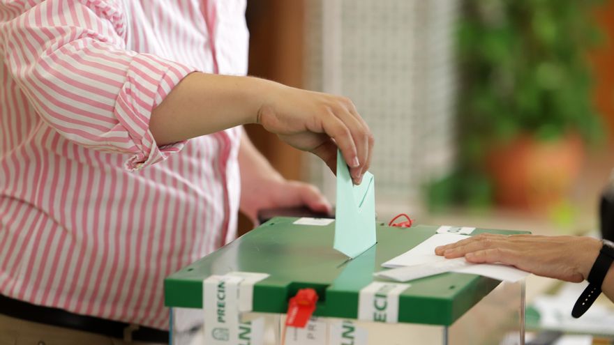Ciudadanos ejerciendo su derecho al voto durante el día de las elecciones a la presidencia de la Junta de Andalucía a 19 de junio de 2022 en Málaga (Andalucía, España)