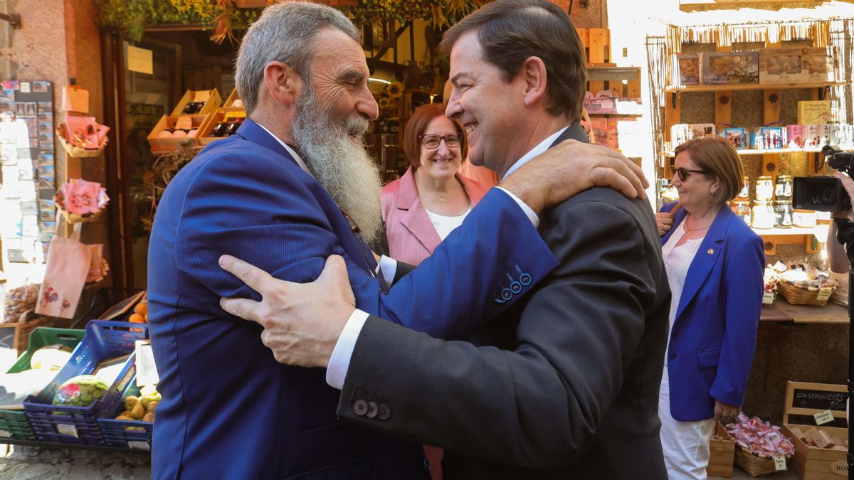 Santiago Martín, de embutidos Fermín (i), saluda al presidente de la Junta de Castilla y León, Alfonso Fernández Mañueco, este lunes.