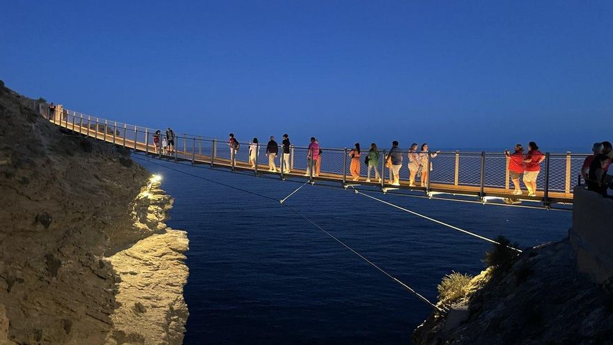La primera pasarela construida sobre la costa mediterránea española: a 35 metros de altura y hecha de acero y madera
