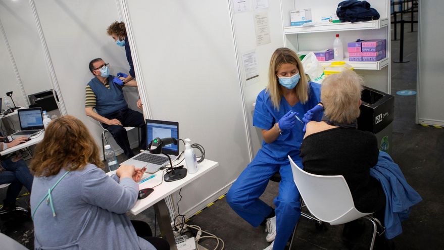 Las vacunas arrinconan al virus en Cataluña, con menos de 730 casos diarios. EFE/Enric Fontcuberta/Archivo