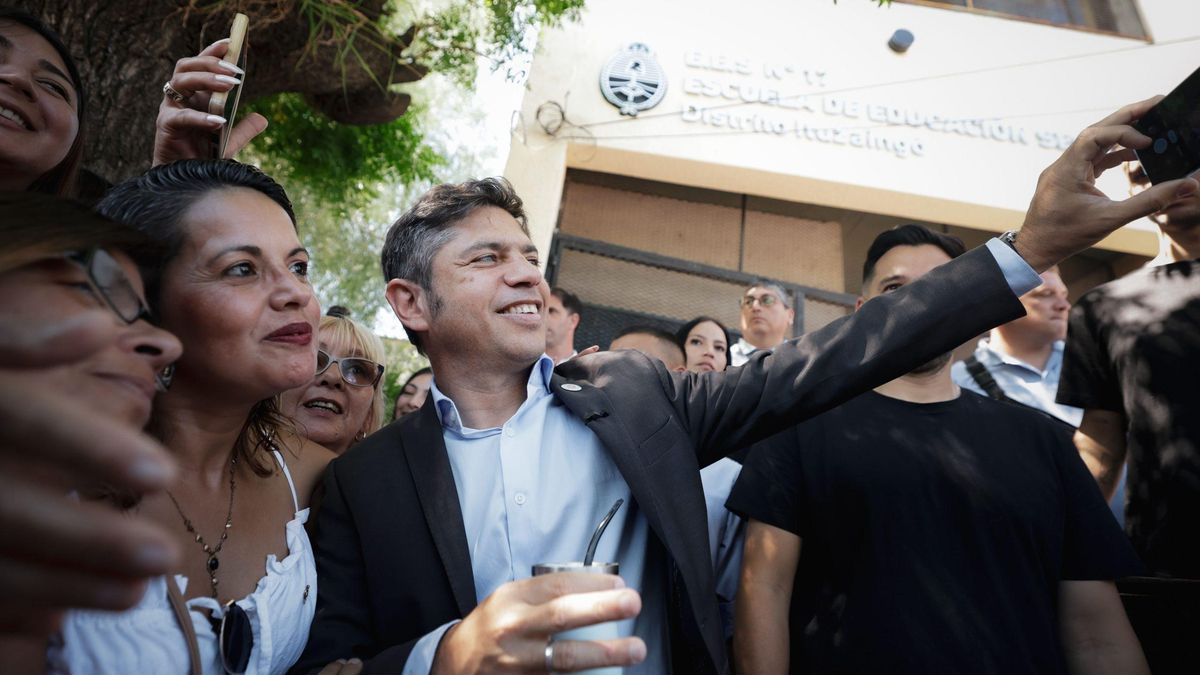 Axel Kicillof en una recorrida el día después de la votación en la Cámara de Diputados