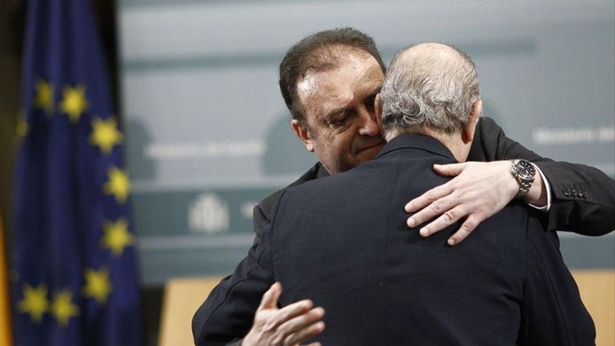 El comisario José Luis Olivera, antiguo azote del PP, abraza al ministro Fernández Díaz