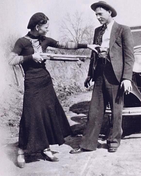 Bonnie apuntando de broma a Clyde con una escopeta en una de las fotografías tomadas por su cuñada entorno a 1933.