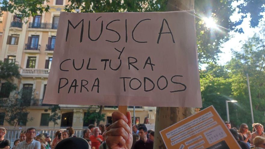 La protesta para salvar La Popular se convierte en una defensa de la cultura en Chamberí: "La avaricia rompe el barrio"