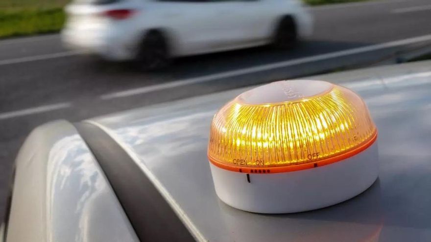 La baliza V-16 es obligatoria desde hoy: todo lo que tienes que saber sobre el nuevo dispositivo de la DGT