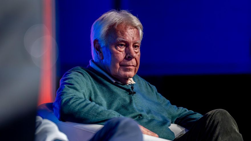 Archivo - El expresidente del Gobierno, Felipe González, durante una charla con el director de Le Monde diplomatique, José Natanson, sobre su nuevo libro 'Venezuela: Ensayo sobre la descomposición'.