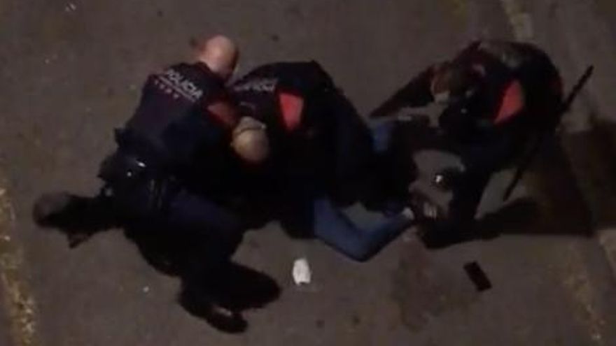 El TSJ catalán rebaja a cuatro años de cárcel la pena a los mossos que agredieron y detuvieron ilegalmente a un joven