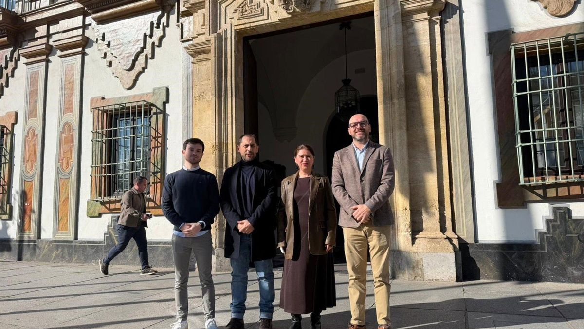 Representantes de IU a las puertas del Palacio de la Merced