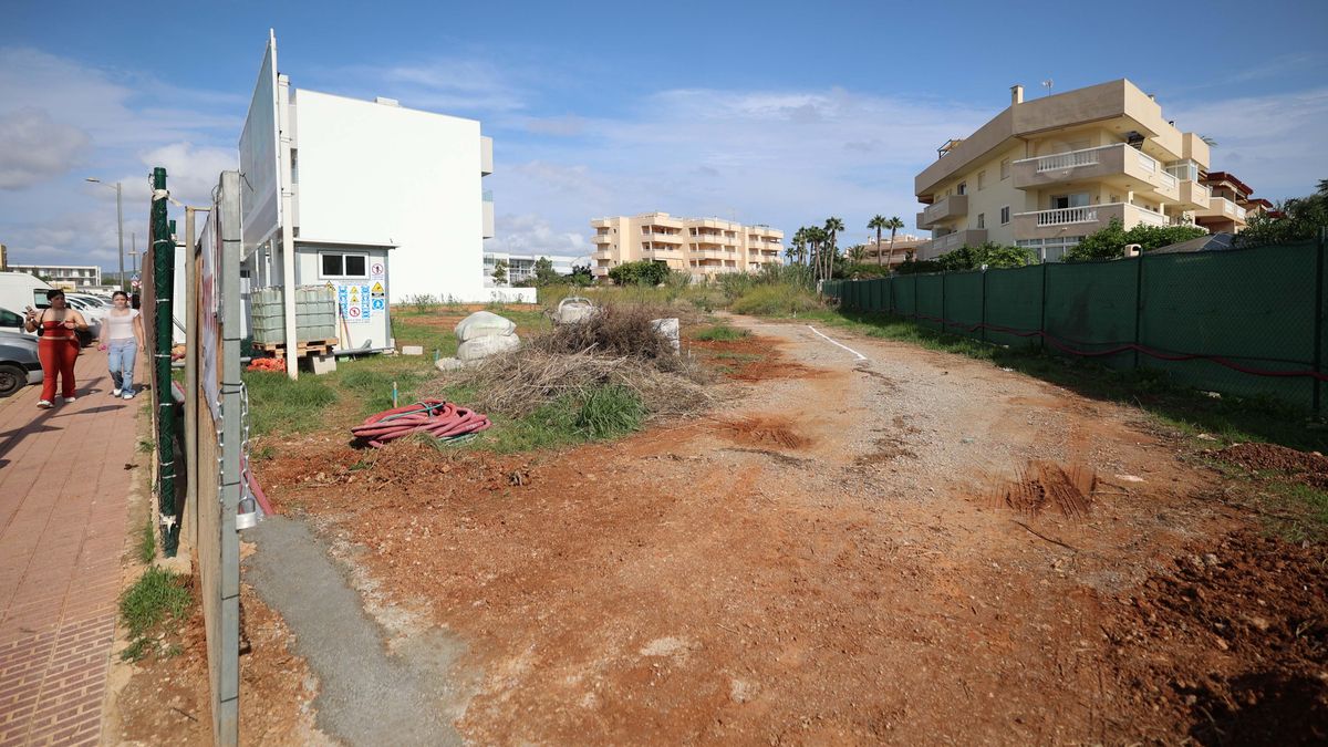 La parcela en la que se proyecta la construcción de viviendas de lujo con terrazas, trasteros, garajes y zonas comunitarias con piscina y jardín.