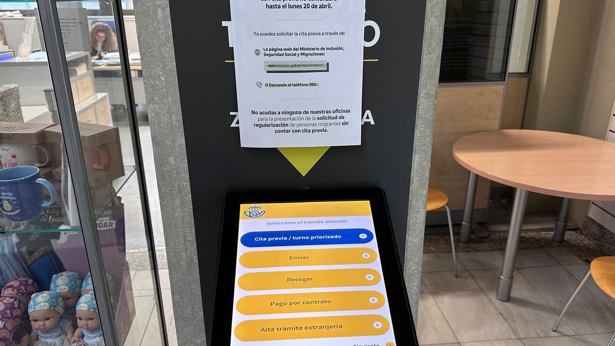 Máquina de turnos de Correos en el que se ve la habilitación de un nuevo trámite para la regularización de inmigrantes