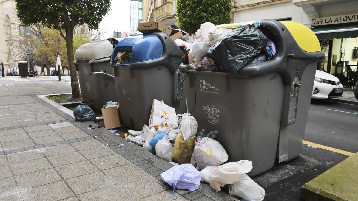 Varios contenedores con basura en Santander