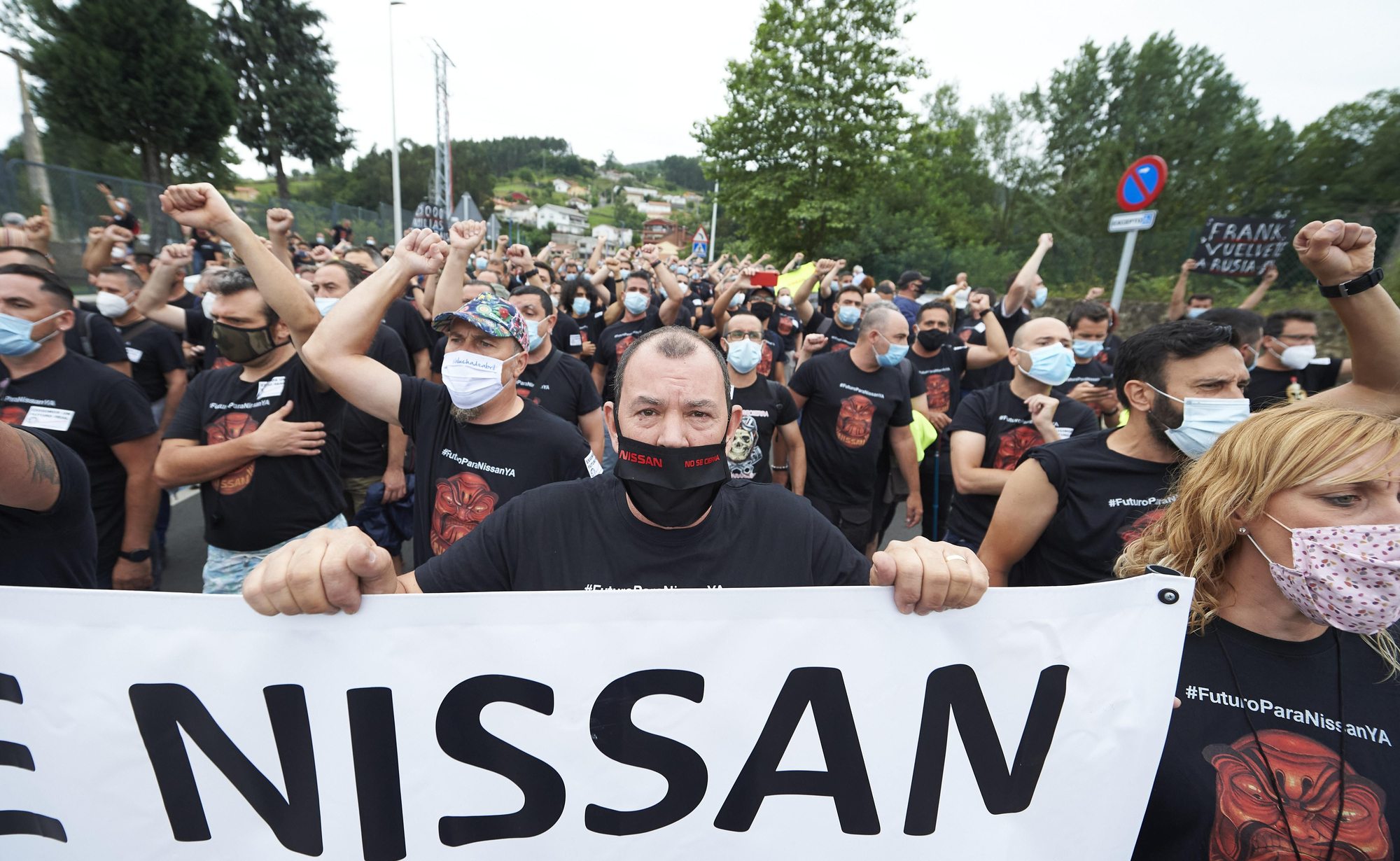 Protesta de los trabajadores de Nissan en la fábrica de Los Corrales de Buelna. | JUANMA SERRANO