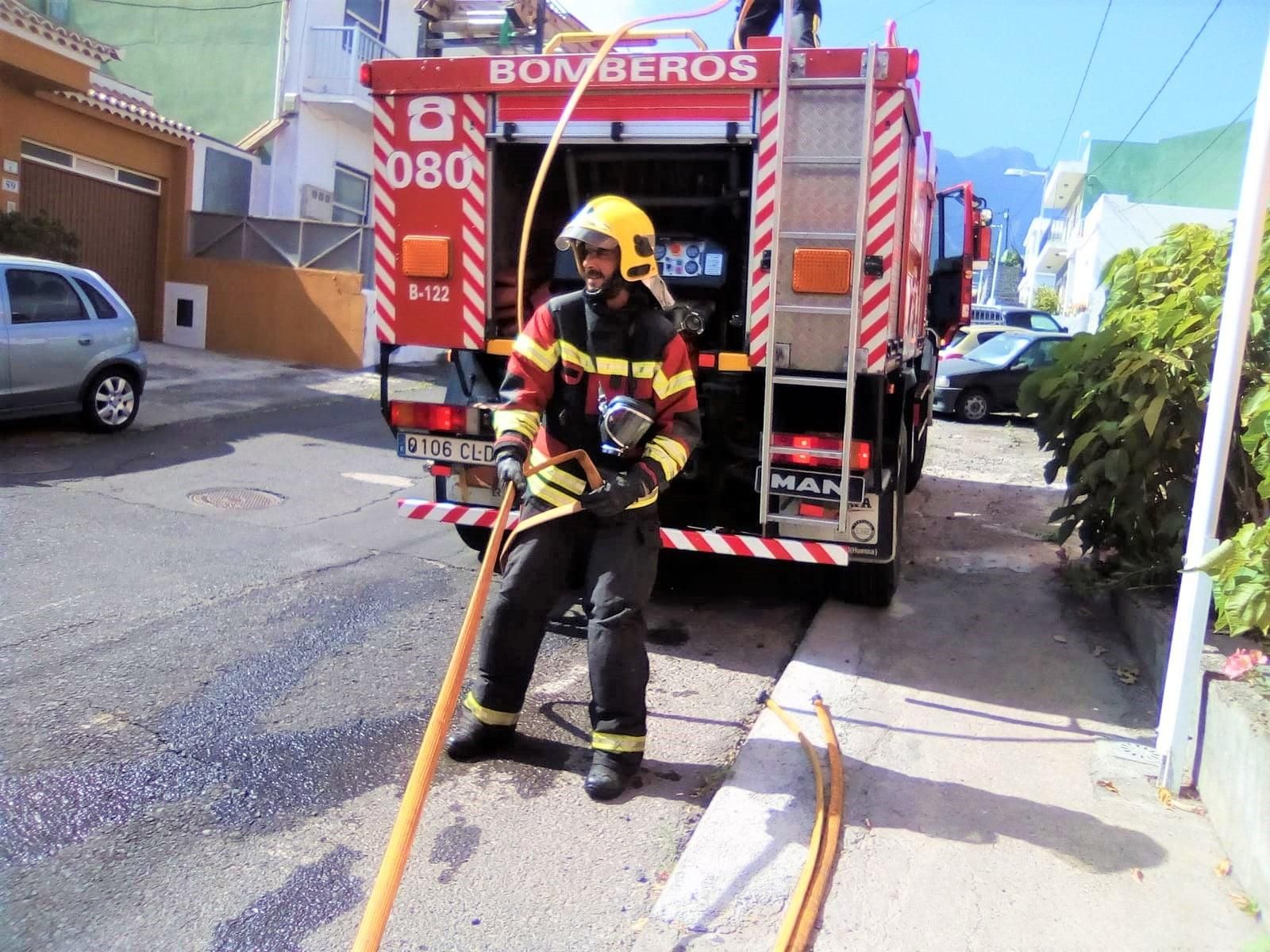 Intervención en un conato en rastrojos cerca de edificios. BOMBEROS LA PALMA