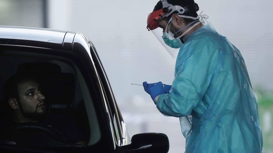 Todos los indicadores covid han bajado respecto a hace una semana, ya que el miércoles 22 de septiembre se registraron 519 nuevos contagios, 4 muertos por coronavirus, además de 453 pacientes covid en planta y 197 en las UCI. EFE/Rafa Alcaide/Archivo