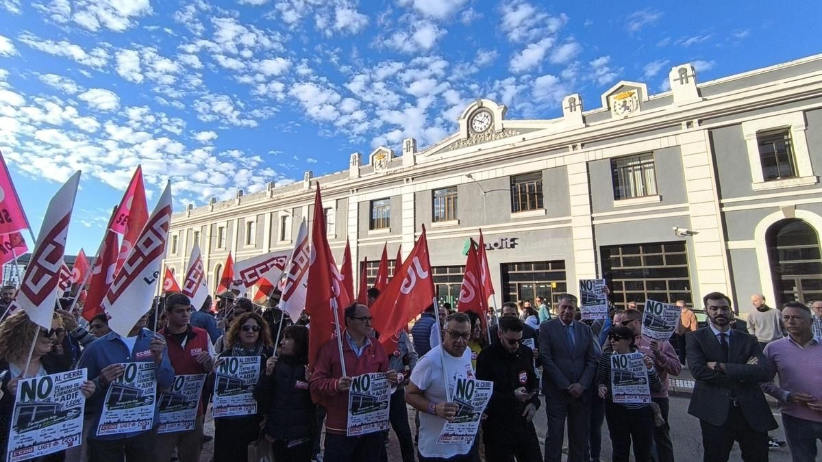 Decenas de personas respaldan la protesta contra el cierre del Centro de Formación de Adif en León