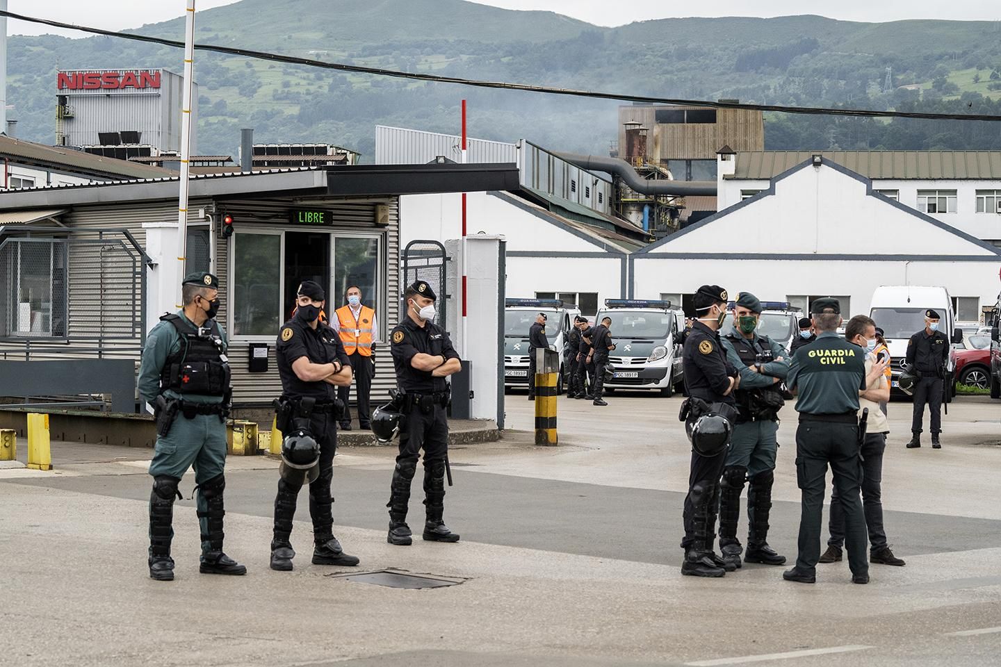 Trabajadores de Nissan en Barcelona se manifiestan en la fábrica de Los Corrales de Buelna. | JOAQUÍN GÓMEZ SASTRE