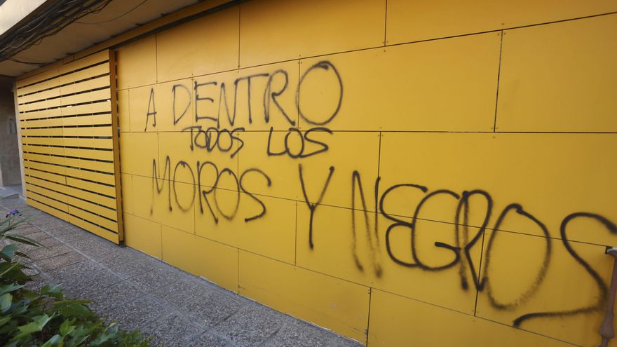Vandalizan la sede del PSOE de Salamanca con pintadas contra la regularización de migrantes