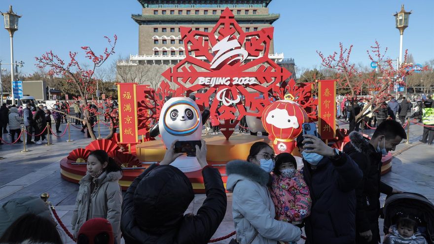 La gente se reúne cerca de Bing Dwen Dwen, la mascota de los Juegos Olímpicos de Invierno de Beijing 2022 y Shuey Rhon Rhon, la mascota de los Juegos Paralímpicos de Invierno de Beijing 2022, en Pekín, China.