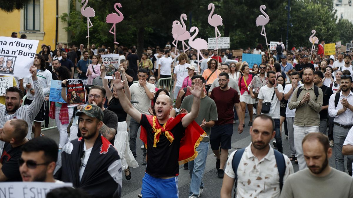Manifestantes durante una concentración en Tirana contra un proyecto de complejo turístico costero vinculado a Jared Kushner, yerno del presidente estadounidense Donald Trump.