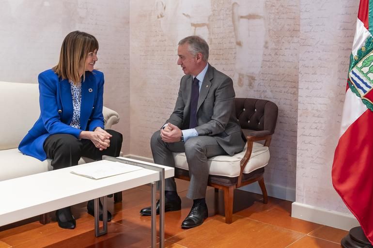 Reunión con la líder socialista y vicelehendakari, Idoia Mendia, en 2024