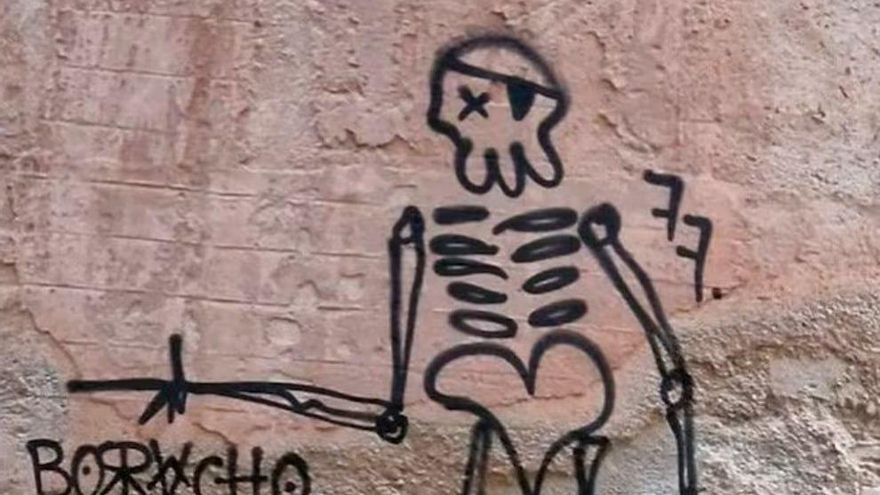 La Policía busca al responsable de vandalizar con pintadas la Puerta de los Siete Suelos de la Alhambra