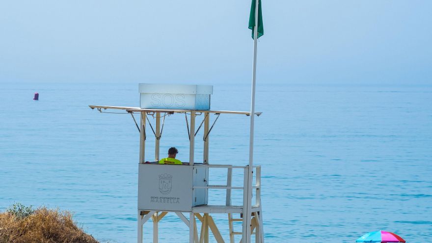 Archivo - Socorrista en Marbella (Málaga), en una imagen de archivo.