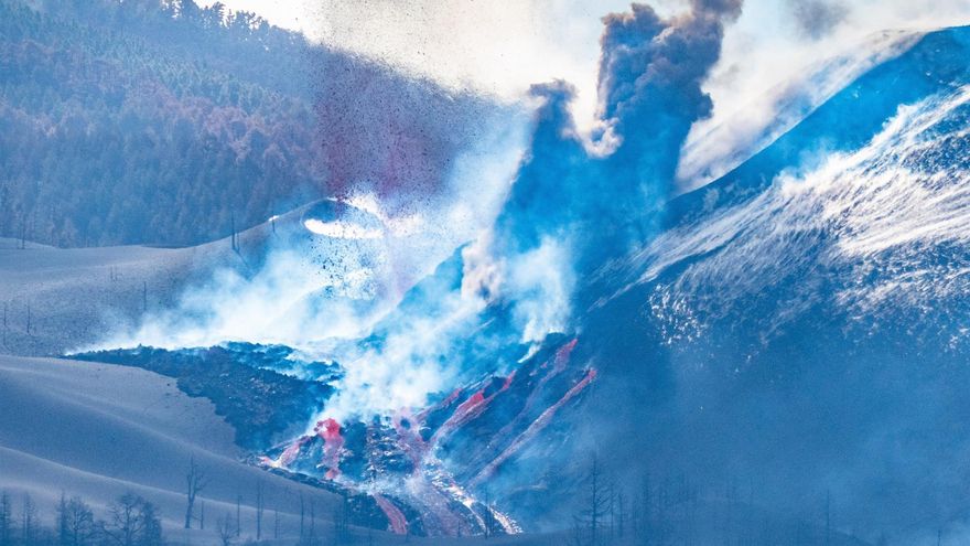 El volcán de Cumbre Vieja ha abierto este domingo nuevos focos de emisión de lava por la zona norte del cono volcánico. EFE/MIGUEL CALERO