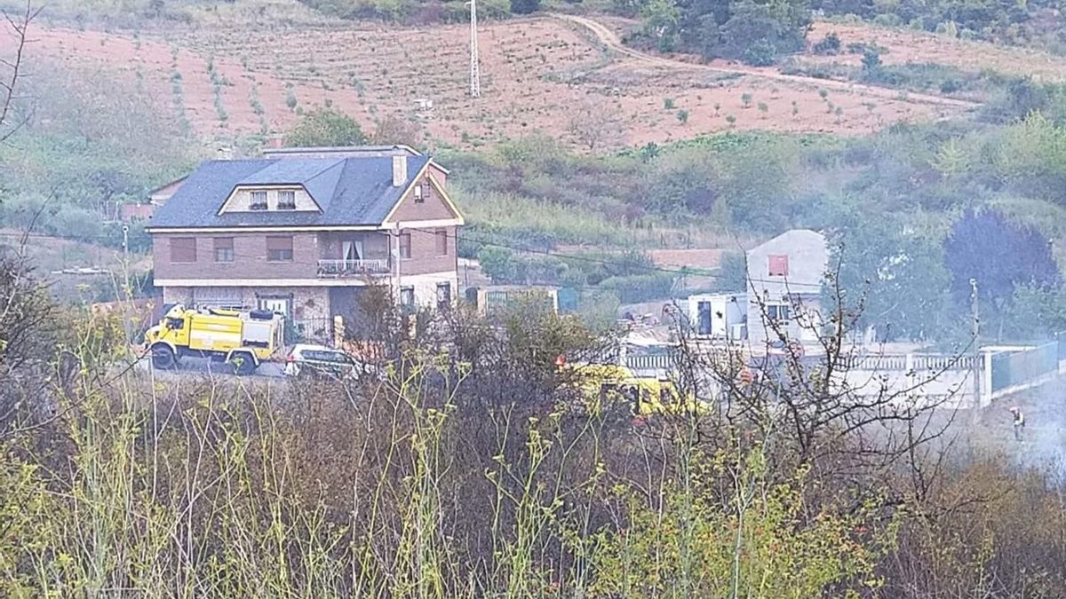 Incendio en el pueblo de San Juan de Paluezas, Borrenes (El Bierzo), con intervención de Bomberos de Ponferrada.