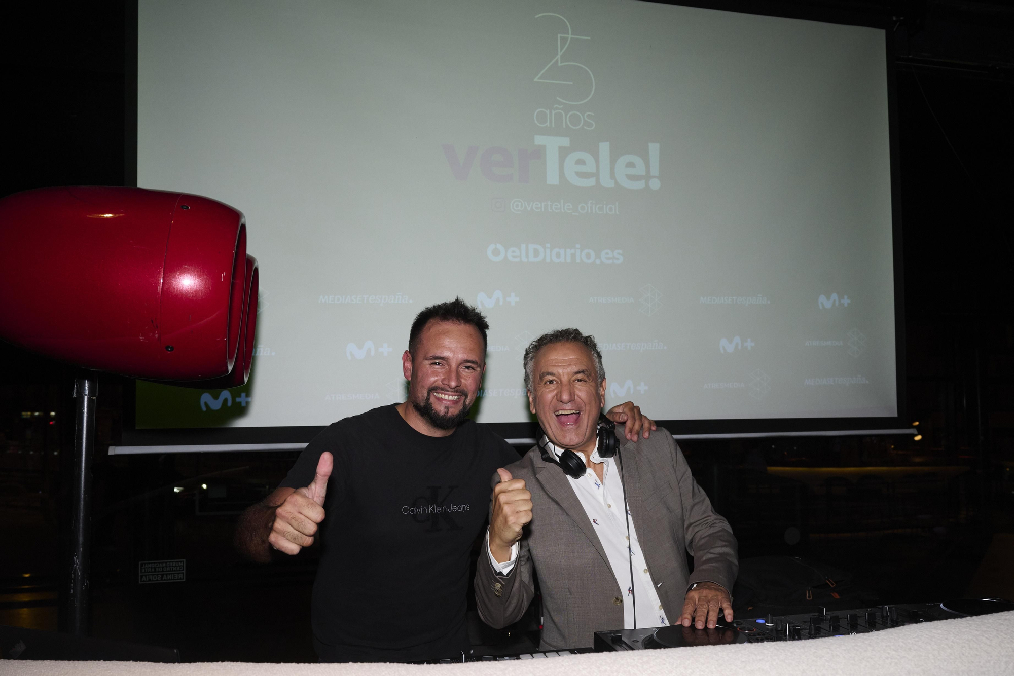 Roberto Brasero y el DJ de la fiesta 25 aniversario de verTele