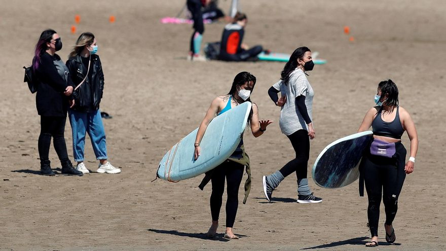 Un grupo de jóvenes disfruta de la playa de la Malvarrosa en Valencia llevando mascarillas. EFE/Kai Försterling/Archivo